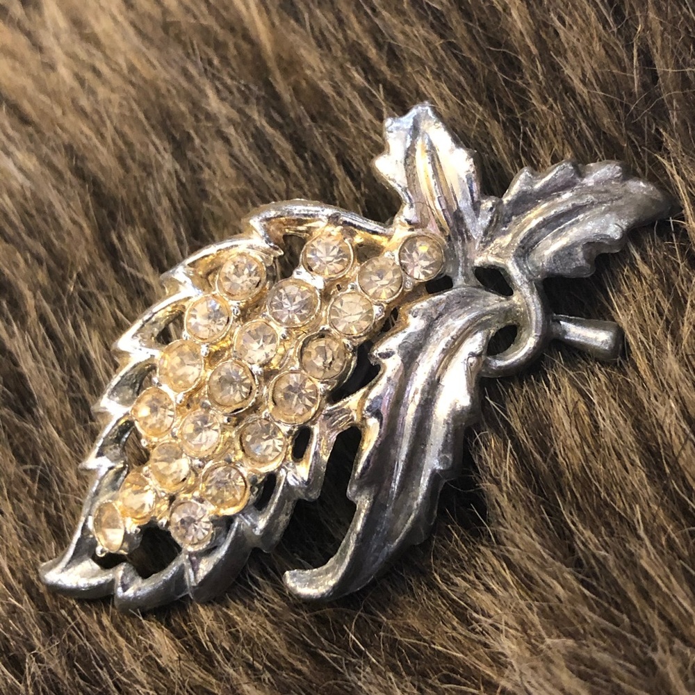 Vintage mid century rhinestone flower brooch